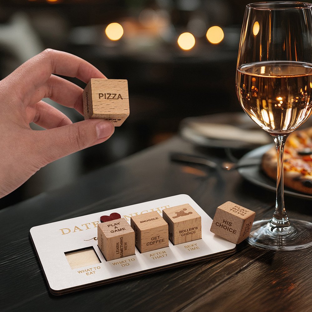 une photo de Jeu de dés et plateau de jeu en bois 5 pièces personnalisé