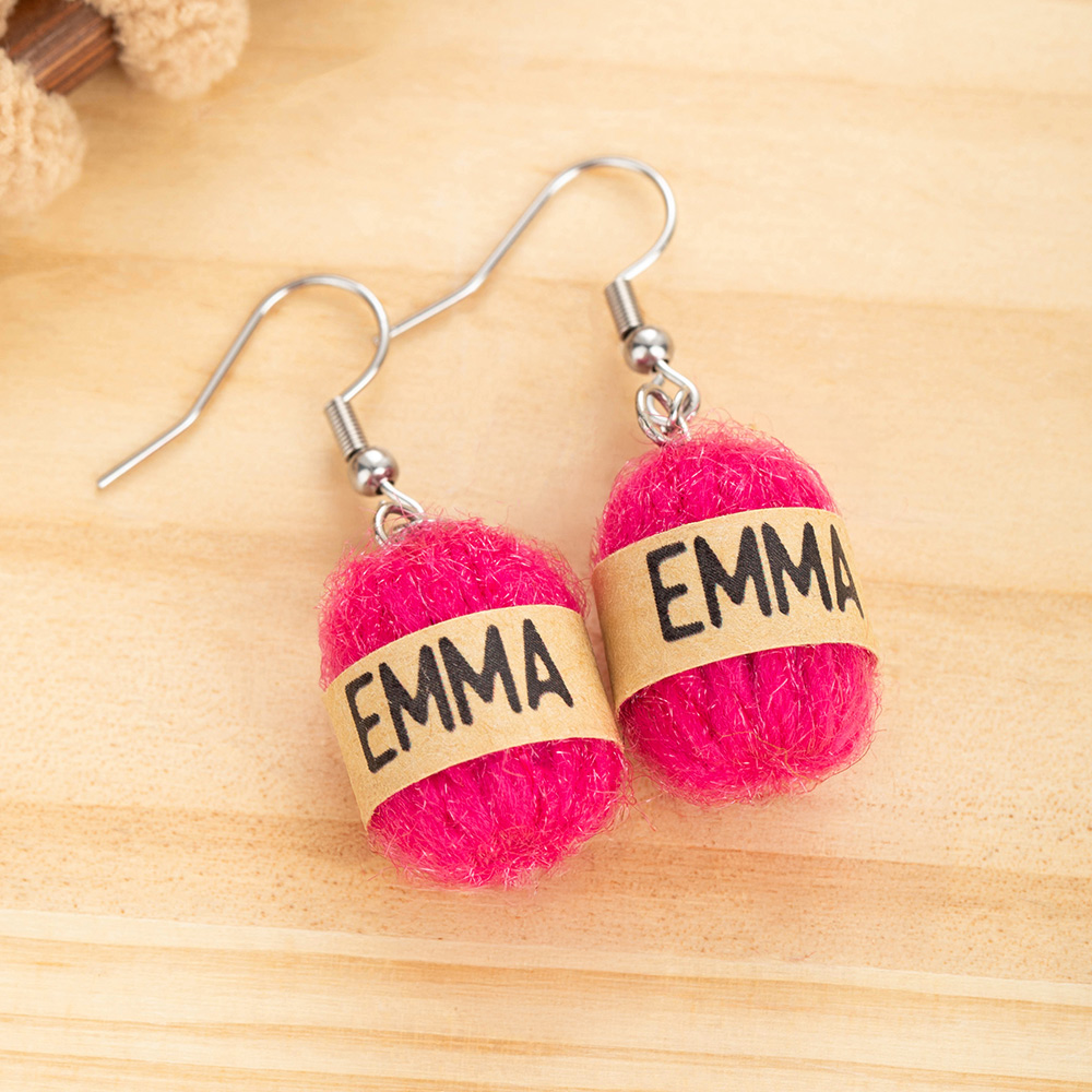 Boucles d'oreilles boules de laine créatives personnalisées avec nom Bijoux minimalistes Cadeau d'anniversaire pour les amoureux du tricot et du crochet
