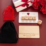 Jeu de dés et plateau de jeu en bois 5 pièces personnalisé avec nom et sac d'emballage Cadeau de mariage 5e anniversaire Cadeau de Saint-Valentin pour les couples