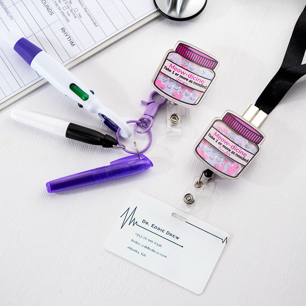 Personnalisé Meow-dicine Pill Bottle Acrylic Retractable Badge Reel with Name and Pen Birthday Vet Tech Accessories Gift for Veterinarian Cat Lovers (en anglais)
