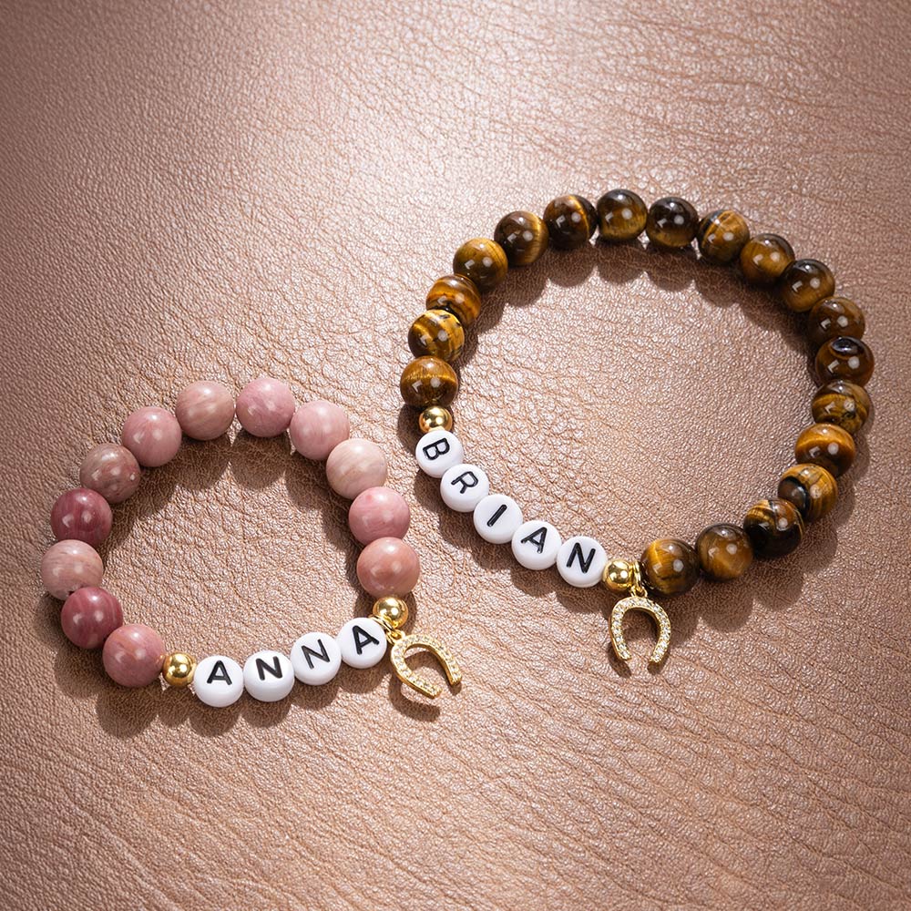 Bracelet en Perles Personnalisé avec Nom et Breloque Forme de Fer à Cheval Cadeau Anniversaire pour Amoureux des Chevaux Cavaliers