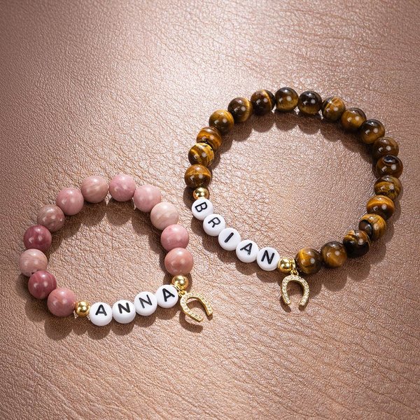 Personligt Lucky Horseshoe Natural Gemstones Beaded Bracelet med namn och elastiskt snöre Födelsedag Jubileum Present för hästälskare Ryttare