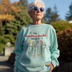 Personlig Multicolor This Garden Belongs To 1-12 Födelseblommor T-shirt och Sweatshirt med namn Födelsedag Mors dag Present till mamma mormor