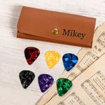 Personlig plektrumhållare i PU-läder med dold knapp, namn och 6 fack Gitarrtillbehör Födelsedagspresent till gitarrist Musikälskare