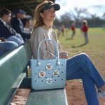 Gepersonaliseerde Honkbal Voetbal Hockey Sport Mamabutton Bedel met Naam Bogg Tas Accessoires Verjaardag Game Day Team Gift voor Mama