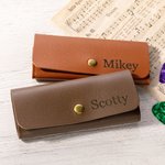 Personlig plektrumhållare i PU-läder med dold knapp, namn och 6 fack Gitarrtillbehör Födelsedagspresent till gitarrist Musikälskare