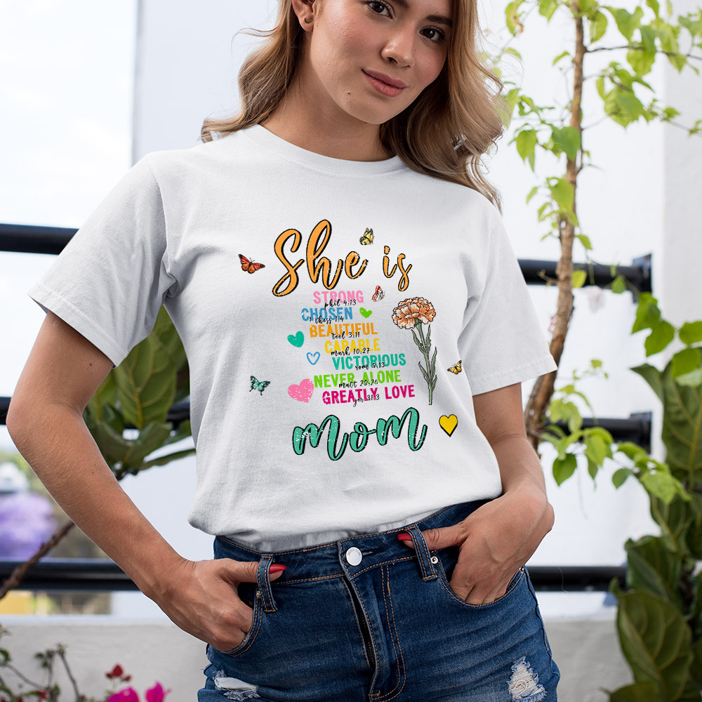 Personnalisé She Is Strong Butterfly Birth Flower Soft Crewneck T-shirt with Nickname Mother's Day Birthday Gift for Mom Grandma