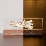 Personalisierte Mom Team Fist Bump LED-Nachtlicht mit hölzernen Basis und 1-4 Namen Muttertag Kinderzimmer Dekoration Geburtstagsgeschenk für Mama Kinder