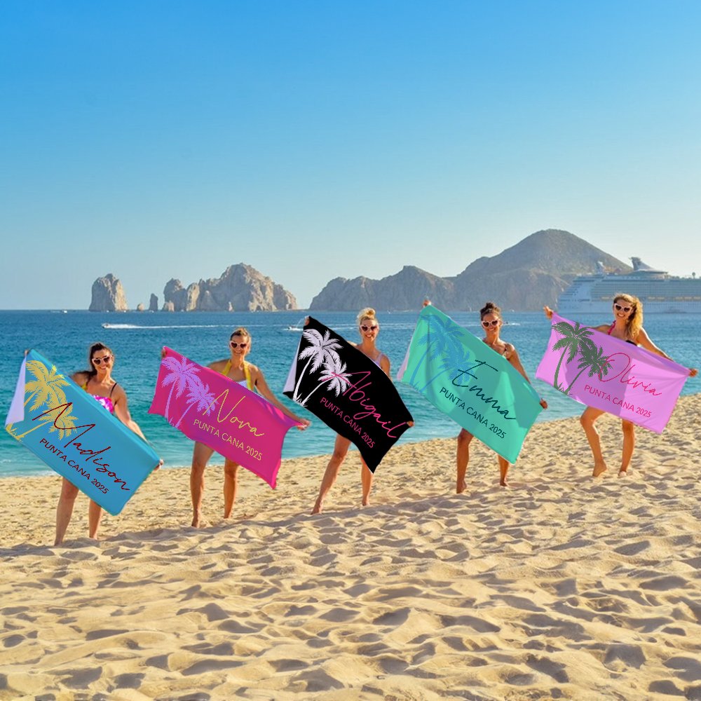 Asciugamano da spiaggia personalizzato stampato con il nome e le palme. Puoi anche personalizzare un testo speciale.