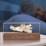 Personalisierte Mom Team Fist Bump LED-Nachtlicht mit hölzernen Basis und 1-4 Namen Muttertag Kinderzimmer Dekoration Geburtstagsgeschenk für Mama Kinder