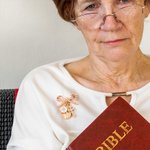 Broche de Nœud Papillon Personnalisée avec Breloque Initiale Vierge Marie et Croix Cadeau Baptême Sacrement pour Femme Chrétienne