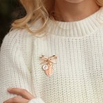 Broche de Nœud Papillon Personnalisée avec Breloque Initiale Vierge Marie et Croix Cadeau Baptême Sacrement pour Femme Chrétienne