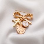 Broche de Nœud Papillon Personnalisée avec Breloque Initiale Vierge Marie et Croix Cadeau Baptême Sacrement pour Femme Chrétienne