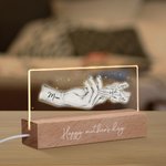 Personalisierte Mom Team Fist Bump LED-Nachtlicht mit hölzernen Basis und 1-4 Namen Muttertag Kinderzimmer Dekoration Geburtstagsgeschenk für Mama Kinder