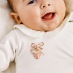 Broche de Nœud Papillon Personnalisée avec Breloque Initiale Vierge Marie et Croix Cadeau Baptême Sacrement pour Femme Chrétienne