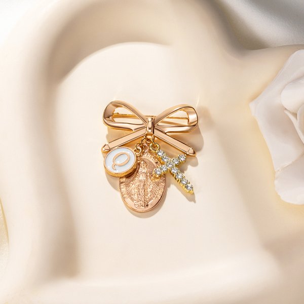 Gepersonaliseerde Maria strik kruis broche speld met initiaal christelijke doop cadeau voor vrouwen christenen
