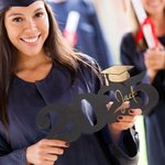 Segno di legno del berretto di laurea glitterato personalizzato con anno e nome Foto Prop Classe del 2025 Regalo di laurea per laureati