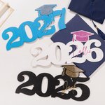 Segno di legno del berretto di laurea glitterato personalizzato con anno e nome Foto Prop Classe del 2025 Regalo di laurea per laureati