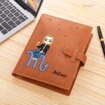 Funda de cuero PU personalizada para cuaderno A5 con personaje de caricatura y signo del zodiaco con bolsillo regalo de cumpleaños para todos