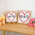 Personalisierte Holzinitialen Herz Zeichen mit Stand abgestufte Tablett Dekor Valentinstag Jahrestag Geschenk für Paar Newlyweds