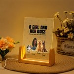 Personalizada Una chica y sus perros tienen un lazo inquebrantable Luz de noche LED acrílica con base de madera Decoración del hogar Regalo de cumpleaños para dueños amantes de los perros
