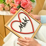 Personalisierte Holzinitialen Herz Zeichen mit Stand abgestufte Tablett Dekor Valentinstag Jahrestag Geschenk für Paar Newlyweds