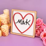 Personalisierte Holzinitialen Herz Zeichen mit Stand abgestufte Tablett Dekor Valentinstag Jahrestag Geschenk für Paar Newlyweds