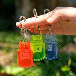 Llavero acrílico personalizado de camiseta de baloncesto con nombre y número de equipo deportivo Regalo para amante de jugadores de baloncesto