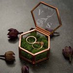 Personalisierte Sechseck Glas Ringbox mit Datum Namen Initialen Moos Hochzeit Verlobung Geschenk für Paare