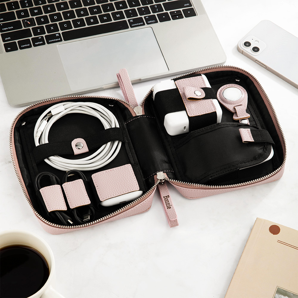 Pochette d'organisation de câbles de voyage en cuir personnalisée avec nom Accessoires électroniques Cadeau d'anniversaire pour les femmes qui aiment voyager