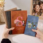 Personlig tecknad karaktär Födelseblomma A5 A6 PU läder anteckningsbok med namn och initialer Kontorsmaterial Födelsedagspresent till familj vänner