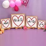 Personalisierte Holzinitialen Herz Zeichen mit Stand abgestufte Tablett Dekor Valentinstag Jahrestag Geschenk für Paar Newlyweds