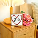 Personalisierte Holzinitialen Herz Zeichen mit Stand abgestufte Tablett Dekor Valentinstag Jahrestag Geschenk für Paar Newlyweds