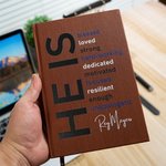 Personalisierte Er ist stark motiviert Heilung A5 Journal Notebook mit positiven Affirmationen und Namen inspirierende Geburtstagsgeschenk für Männer