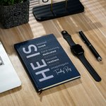 Personalisierte Er ist stark motiviert Heilung A5 Journal Notebook mit positiven Affirmationen und Namen inspirierende Geburtstagsgeschenk für Männer