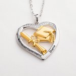 Personalisierte Herzförmige Absolventenhut Diplom Halskette mit Zirkonia und Eingraviertem Text Abschluss Geschenk für Absolventen Damen