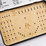 Personalisierte tragbare hölzerne Baseball Cribbage Board mit 12 Pegs 2 Würfel und Name Tin Box 2 Spieler Travel Game Geburtstag Geschenk für Baseball-Liebhaber