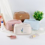Personalisierte Aquarell Geburt Blume Name Leder breite Öffnung Make-up-Tasche mit Griff tragbare Accessoires Geburtstag Brautjungfer Geschenk für Frauen