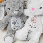 Coniglio di peluche personalizzato con nome e anno design del coniglio con cestino floreale morbido prima Pasqua regalo di compleanno per bambini