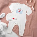 Gepersonaliseerde geborduurde XOXO liefde envelop 100% katoen baby rompertje muts set met naam eerste Valentijnsdag cadeau voor baby