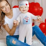 Gepersonaliseerde geborduurde XOXO liefde envelop 100% katoen baby rompertje muts set met naam eerste Valentijnsdag cadeau voor baby