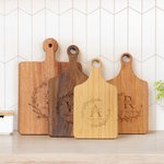 Personalisierte Kranz Monogramm Initial Name Reversible Charcuterie Schneidebrett mit Grip Hochzeit Housewarming Geschenk für Familie Paare