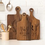 Personalisierte eingraviert Kranz Monogramm Holz Charcuterie Schneidebrett mit Initial und Griff Housewarming Geburtstag Geschenk für Familie Freund