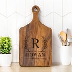 Personalisierte eingraviert Kranz Monogramm Holz Charcuterie Schneidebrett mit Initial und Griff Housewarming Geburtstag Geschenk für Familie Freund