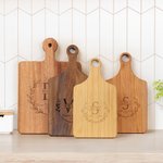 Personalisierte Wreath Initial Holz Bambus Reversible Käse Charcuterie Schneidebrett mit Griff und Name Housewarming Hochzeit Geschenk für Familie Paar