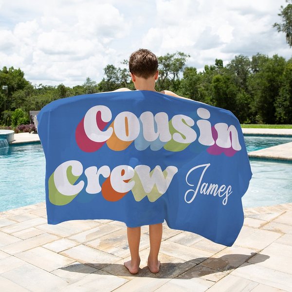 Serviette de plage personnalisée multicolore à séchage rapide avec le nom du cousin Accessoires de vacances d'été Cadeau d'anniversaire pour garçons filles