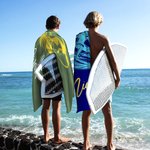 Toalla de playa de secado rápido personalizada con el nombre de un personaje de surf multicolor con diseño oceánico Fiesta en la piscina Regalo de cumpleaños para un aficionado al surf