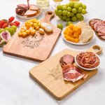 Personalisierte Kranz Initial Holz Reversible Käse Charcuterie Schneidebrett mit Namen und Grip Hochzeit Housewarming Geschenk für Familie Paar