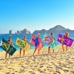 Toalla de playa de secado rápido personalizada con el nombre de un personaje de surf multicolor con diseño oceánico Fiesta en la piscina Regalo de cumpleaños para un aficionado al surf