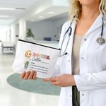 Bolsa de maquillaje personalizada con el nombre del personaje de enfermera retro de dibujos animados Regalo de agradecimiento por la graduación de la semana de la enfermera para el personal médico